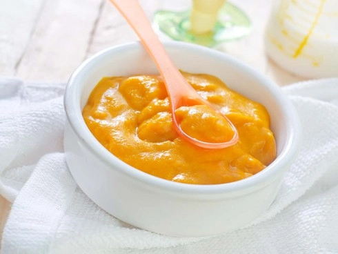 Cách làm bí đỏ hấp trứng cho bé ăn dặm - 4