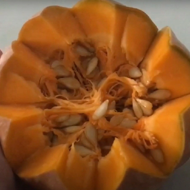 Cách làm bí đỏ hấp trứng cho bé ăn dặm - 7