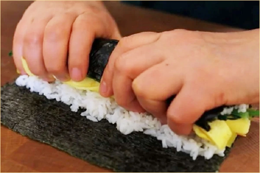 Cách làm kimbap ngon không bị tanh chuẩn vị hàn quốc - 16