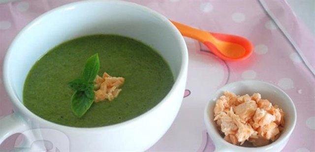 Cách nấu cháo cá hồi rau ngót giàu dưỡng chất dành cho bé ăn dặm - 1
