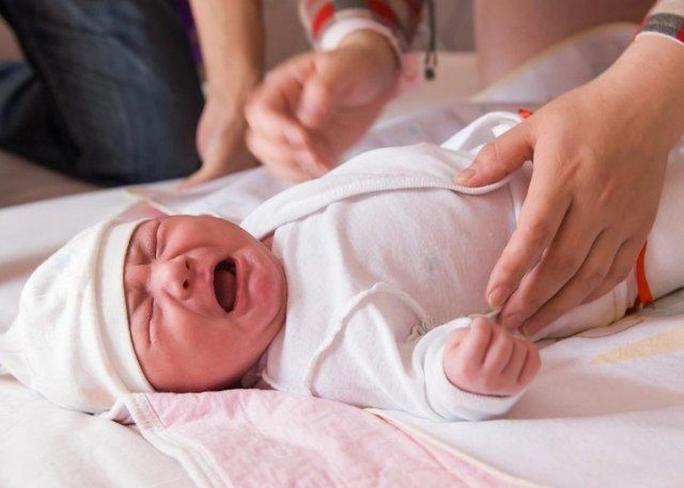 Cách nhận biết và chăm sóc trẻ sơ sinh bị táo bón - 2