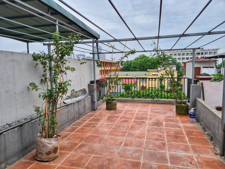Cải tạo sân thượng 70m2 làm vườn gia đình hà nội có góc sống ảo đẹp rau ăn không xuể - 2