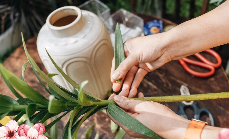 Cắm hoa tết chỉ cần làm đúng 3 bước đảm bảo nở đẹp suốt 2 tuần lá bóng mượt - 2