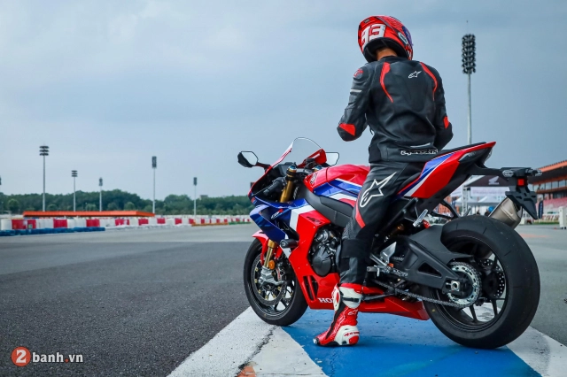 Cận cảnh honda cbr1000rr-r sp tại trường đua việt nam - 1