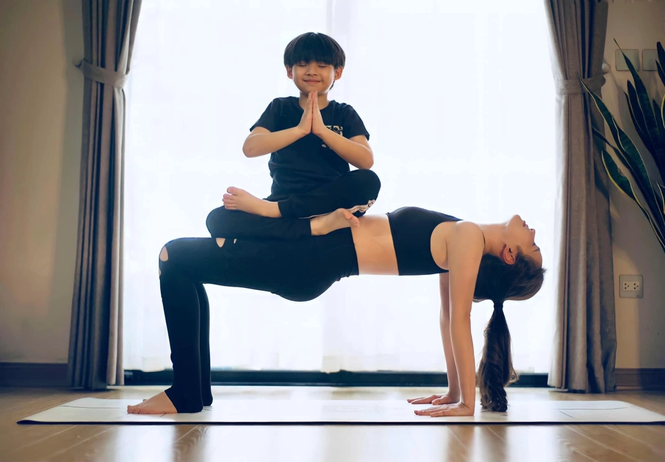 Cao thủ yoga nhà đài gọi tên mc đan lê gồng gánh con trên bụng như siêu nhân - 3