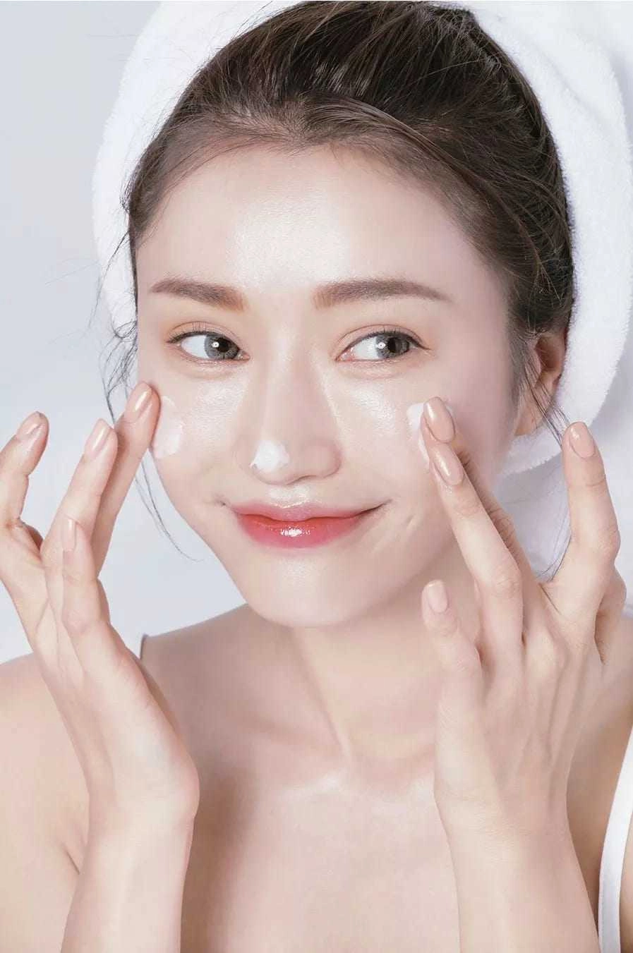 Cấp ẩm tự nhiên da đàn hồi căng mọng nhờ những tuyệt chiêu dưỡng da khô đơn giản tại nhà - 2