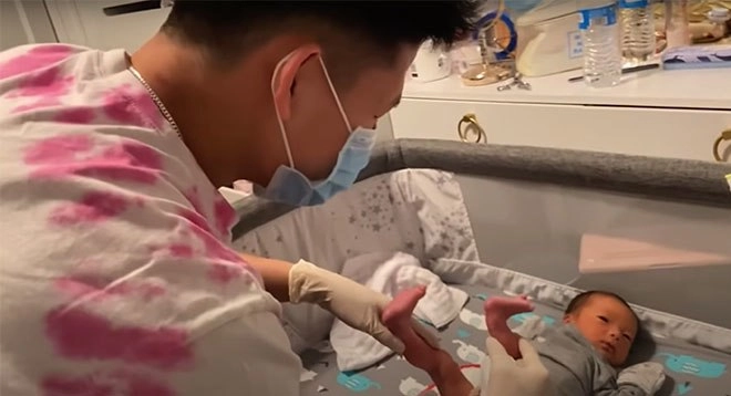 Cặp đôi em trai du học và chị đẹp mẫu việt nổi tiếng mxh con chào đời có 60000 fan - 11