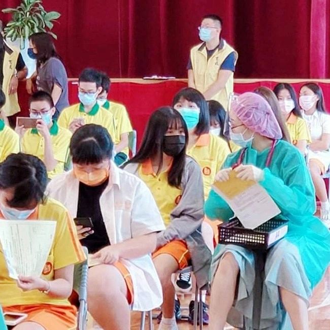 Cặp song sinh gây chú ý khi đi tiêm vaccine covid-19 tác dụng phụ sau tiêm trái ngược - 3