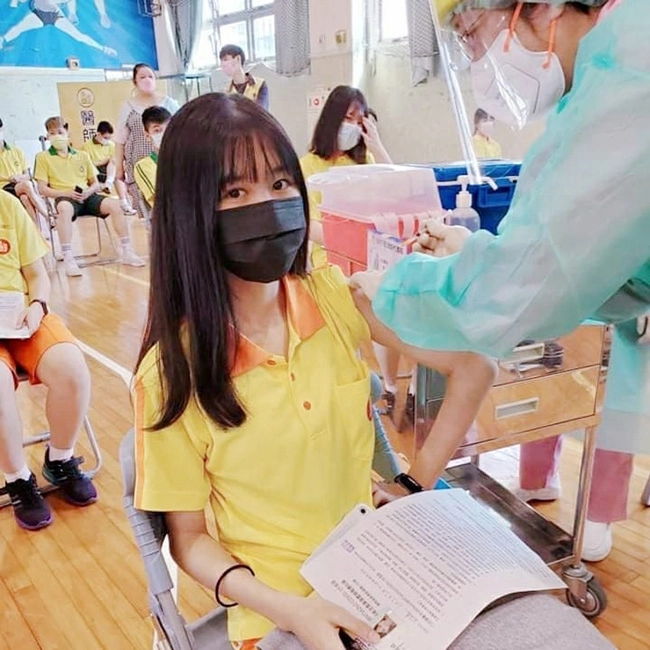 Cặp song sinh gây chú ý khi đi tiêm vaccine covid-19 tác dụng phụ sau tiêm trái ngược - 4