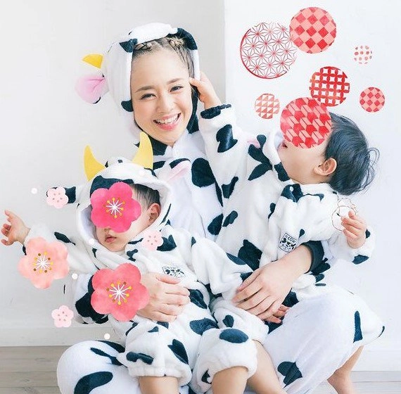 Cặp song sinh lúc nào cũng được che kín đôi mắt biết nghề nghiệp mẹ đứa trẻ ai cũng hiểu - 2