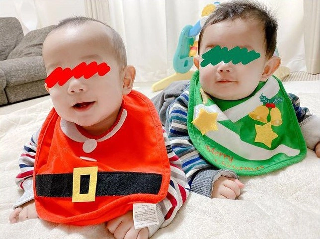 Cặp song sinh lúc nào cũng được che kín đôi mắt biết nghề nghiệp mẹ đứa trẻ ai cũng hiểu - 3