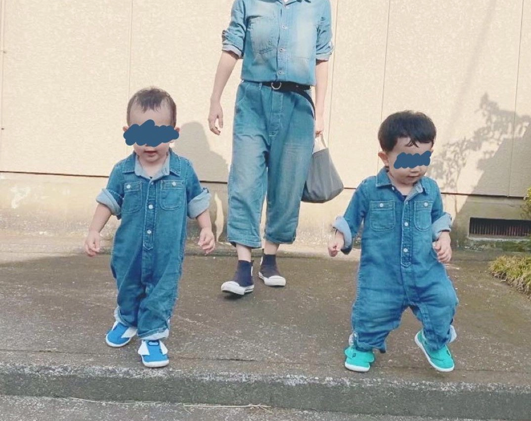 Cặp song sinh lúc nào cũng được che kín đôi mắt biết nghề nghiệp mẹ đứa trẻ ai cũng hiểu - 6