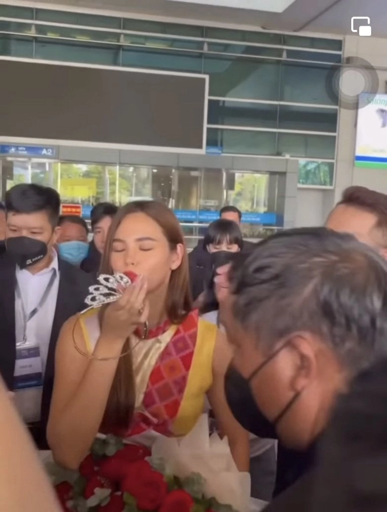 Catriona gray đến việt nam được tặng ngay vương miện và cách ứng xử quá thông minh - 5