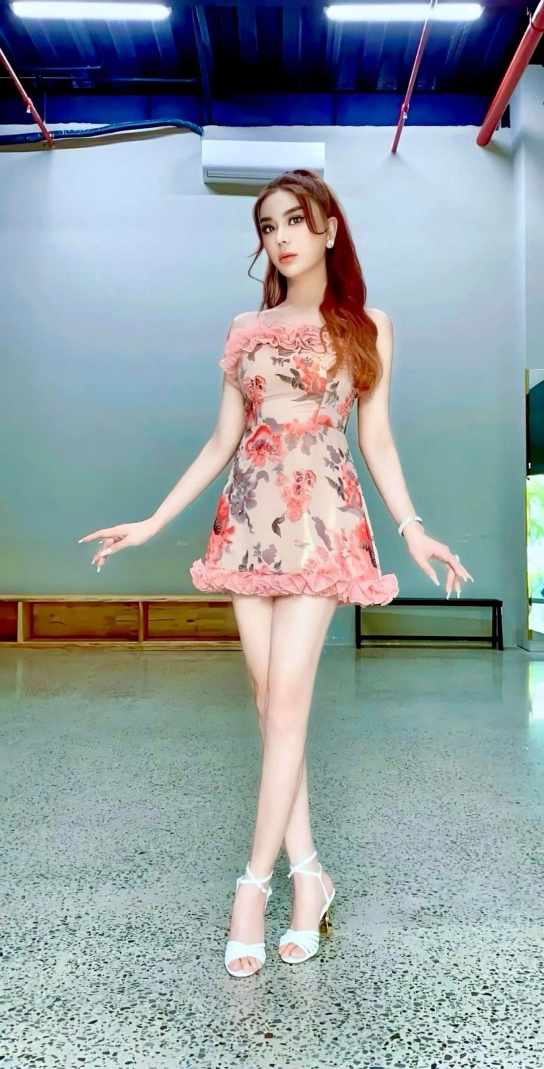 Catwalk điệu nghệ giữa phố lâm khánh chikhoe bộ phận dài ngoằng không chỉnh sửa vẫn mướt - 3