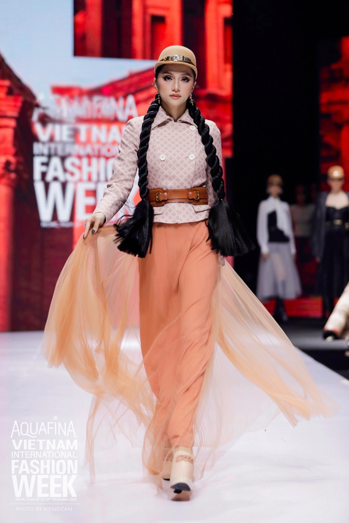 Catwalk như sóng đánh hương giang bị chê thiếu tôn trọng ntk chìm nghỉm với hà anh và lan khuê - 12