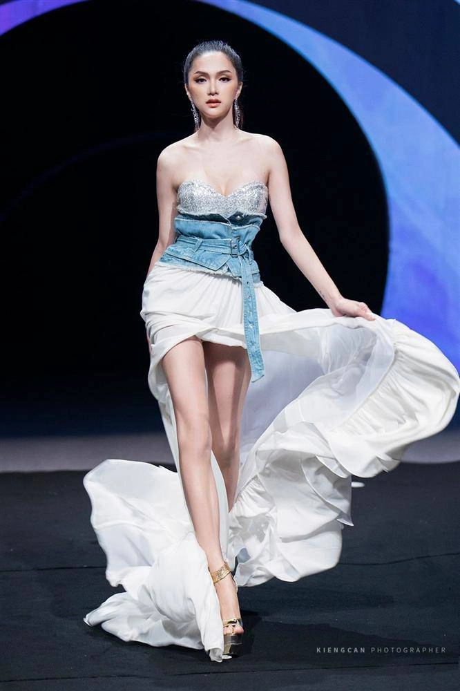 Catwalk như sóng đánh hương giang bị chê thiếu tôn trọng ntk chìm nghỉm với hà anh và lan khuê - 15