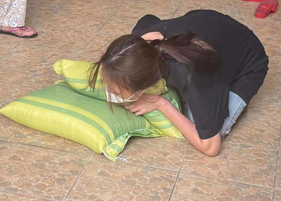Cậu ấm cô chiêu cứu trợ mùa dịch subeo giúp cường đôla phát mì con lệ quyên vác bình oxy - 14