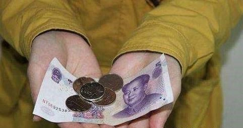 Cậu nhóc 5 tuổi lấy tiền của mẹ mua quà trung thu tặng bạn gái xinh đẹp - 1