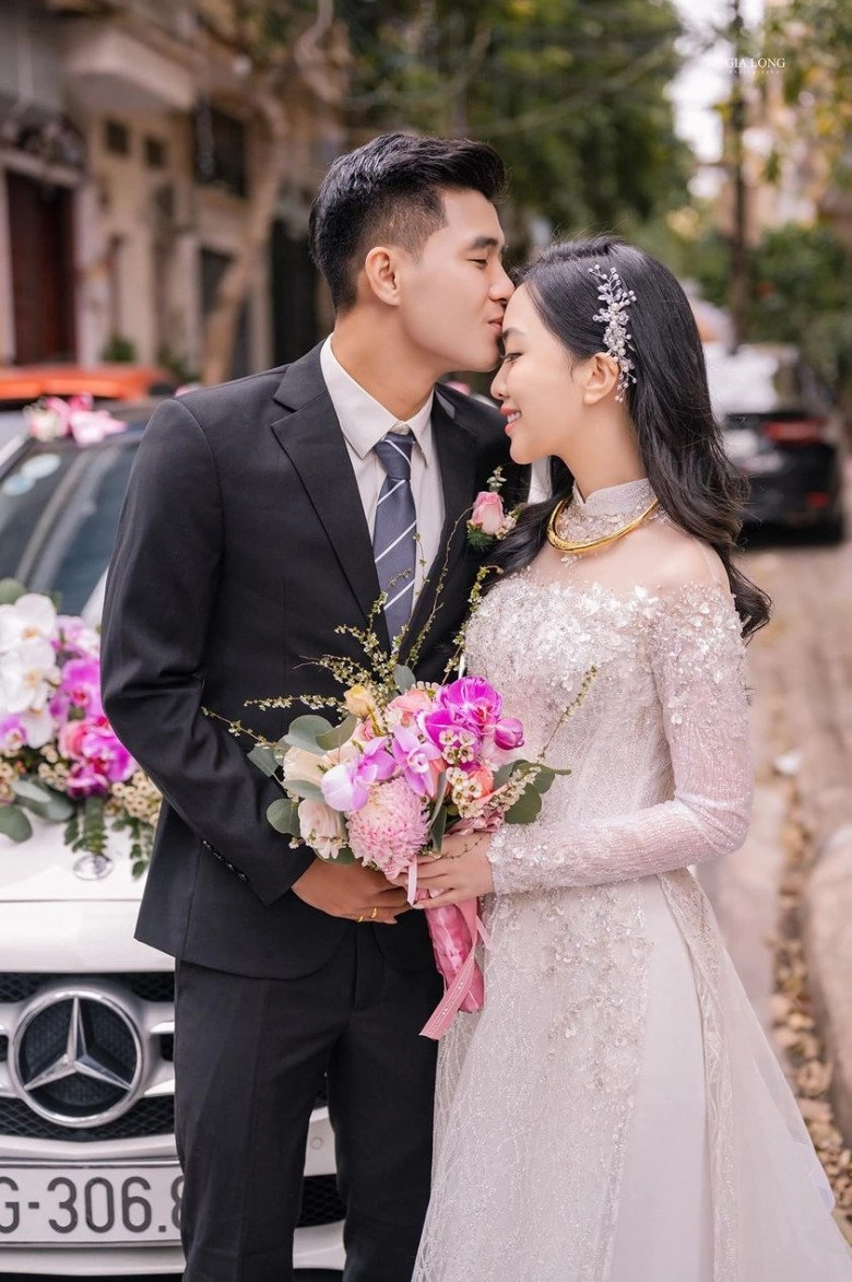 Cầu thủ đức chinh âm thầm cưới dung nhan cô dâu đẹp vẫn bị chê cđm ra sức bảo vệ - 1