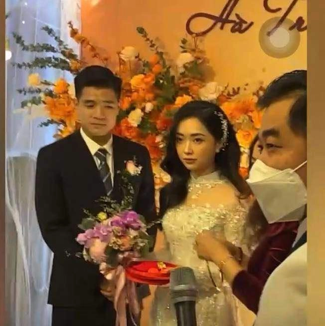 Cầu thủ đức chinh âm thầm cưới dung nhan cô dâu đẹp vẫn bị chê cđm ra sức bảo vệ - 6
