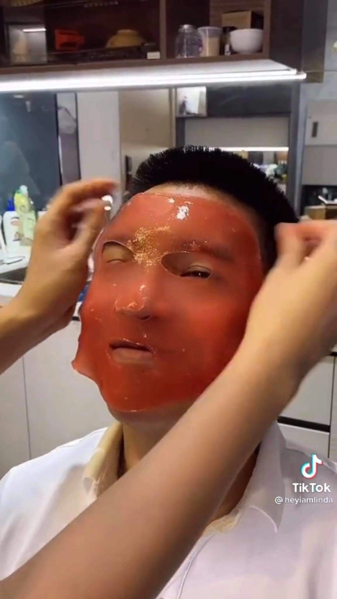 Cđm bất bình hot tiktoker bắt chồng đắp đủ loại mask có loại làm từ mắm tôm - 2