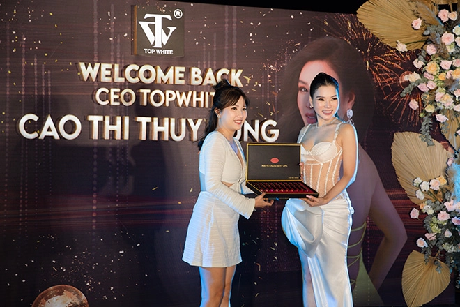 Ceo top white khoe dáng bốc lửa trên du thuyền xa hoa - 7