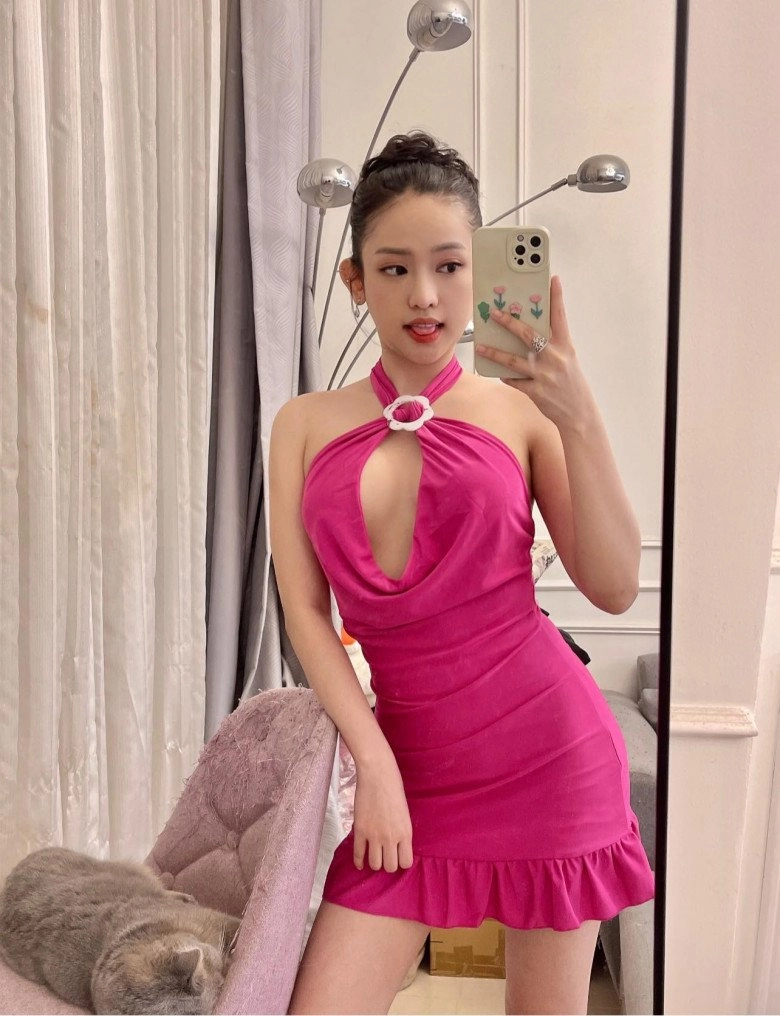 Chán cưa tuổi bằng áo trẻ em ngắn cũn cỡn thuý vi lấp ló gò bồng đào trở lại đường đua gợi cảm - 4