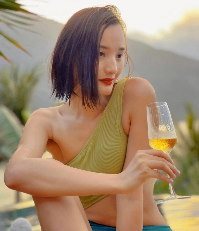 Chân dài cao nhất làng mẫu việt cười đẹp như hoa nhờ hạ xương hàm - 7