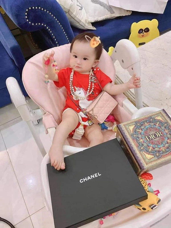 Chân dung con gái đoàn di băng 1 tuổi kiếm chục tỷ dùng toàn đồ hiệu đeo nhẫn kim cương - 8