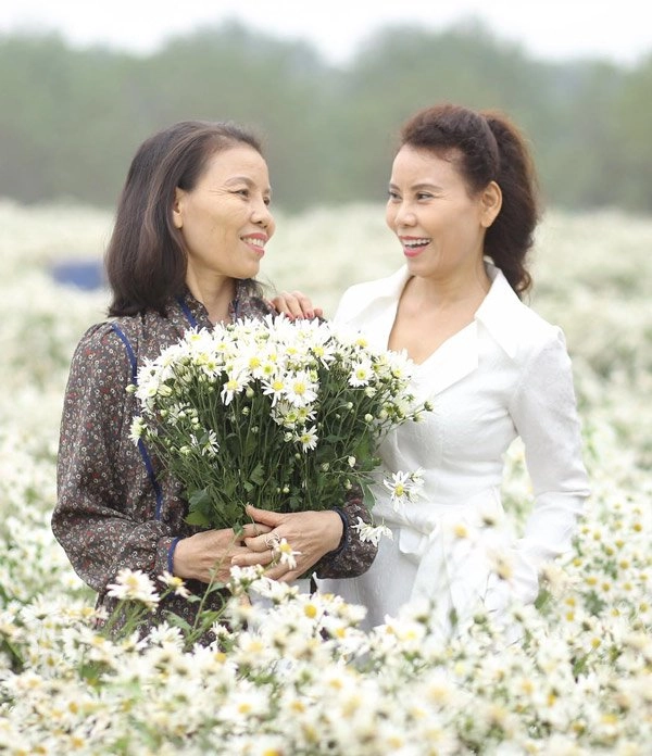 Chân dung người phụ nữ quyền lực đứng sau hồ ngọc hà cá tính với mái tóc ngắn - 5