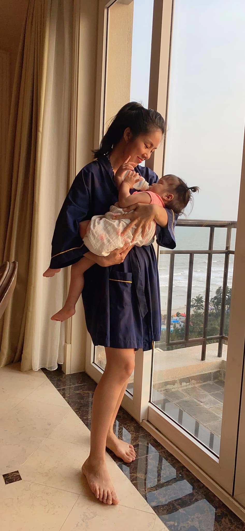 Chán kín đáo lê phương hiếm hoi diện bikini khoe báu vật mẹ bỉm cùng nhan sắc rạng ngời - 1