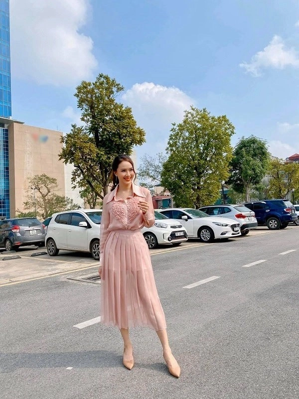 Chân váy công sở được dàn hoa hậu lăng xê diện lên giấu nhẹm khuyết điểm chân vòng kiềng - 5