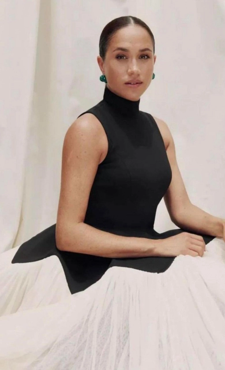 Chẳng còn lo phá vỡ quy tắc hoàng gia meghan markle mặc đầm hở ngực lên tạp chí táo bạo hơn chị dâu kate - 1