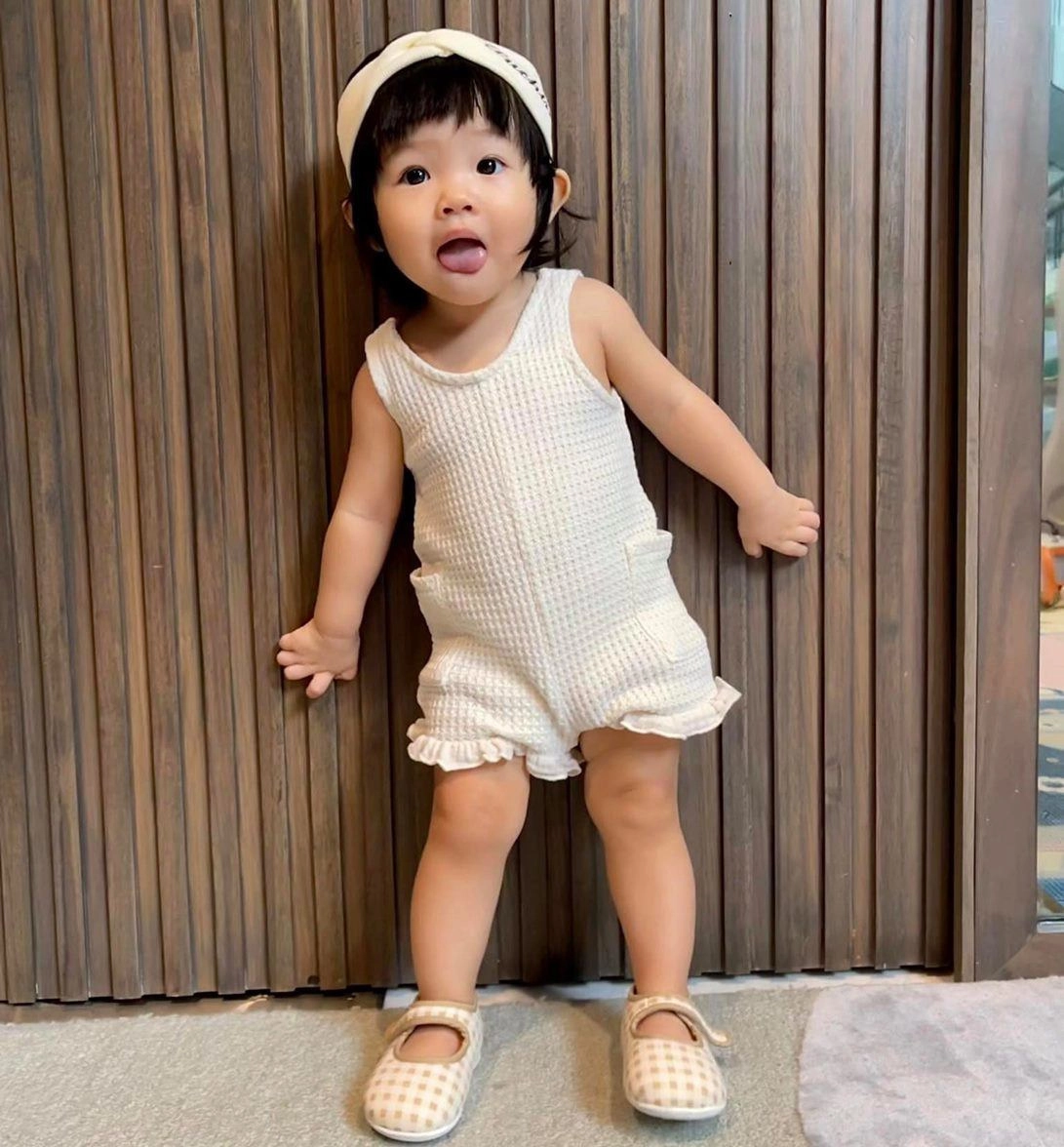 Chập chững biết đi thế lực nhí nhà cường đô la đã diện đồ tạo dáng cực chuyên nghiệp - 3