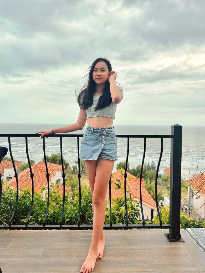 Cháu gái tỷ phú hoàng kiều về quê toàn mang dép lào bình dân so sánh với mẹ người mẫu kém xa về độ sang chảnh - 1