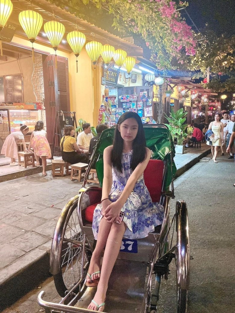 Cháu gái tỷ phú hoàng kiều về quê toàn mang dép lào bình dân so sánh với mẹ người mẫu kém xa về độ sang chảnh - 2