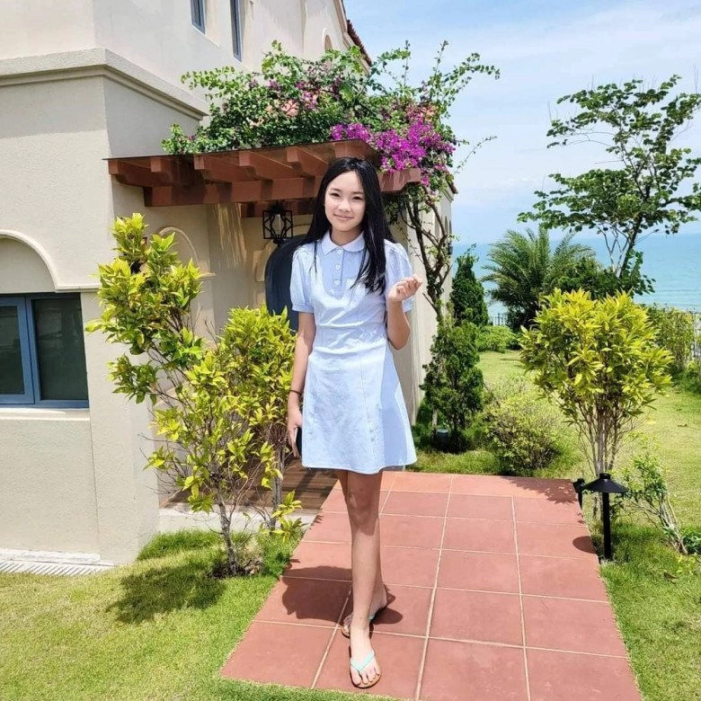 Cháu gái tỷ phú hoàng kiều về quê toàn mang dép lào bình dân so sánh với mẹ người mẫu kém xa về độ sang chảnh - 4