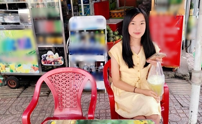 Cháu gái tỷ phú hoàng kiều về quê toàn mang dép lào bình dân so sánh với mẹ người mẫu kém xa về độ sang chảnh - 5