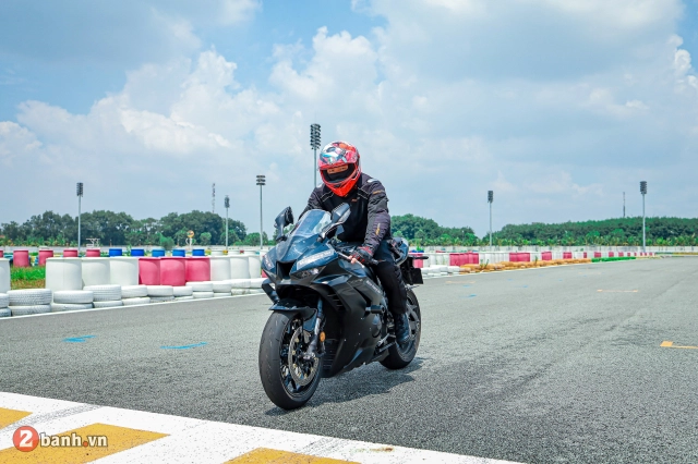 Chạy thử cbr1000rr-r trong trường đua đại nam - 17