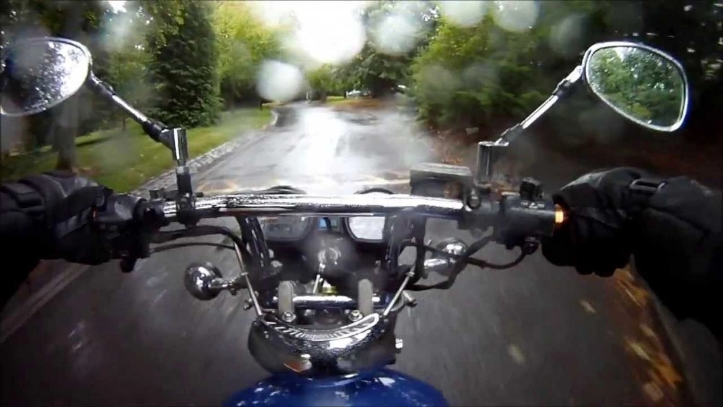 Chạy xe máy dưới trời mưa và những sai lầm tai hại - 1