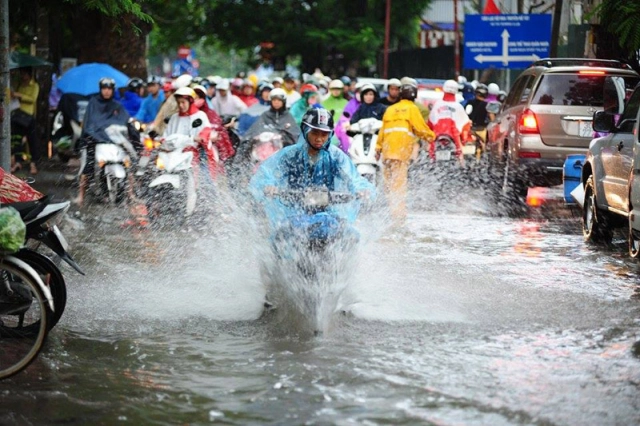 Chạy xe máy dưới trời mưa và những sai lầm tai hại - 4