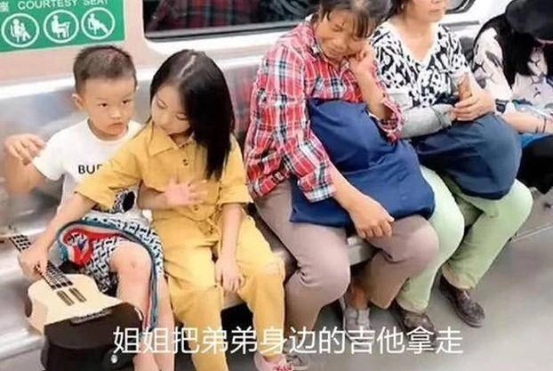 Chỉ 1 hành động nhỏ trên tàu điện nhưng ai cũng khen 2 đứa trẻ này được giáo dục tốt - 2