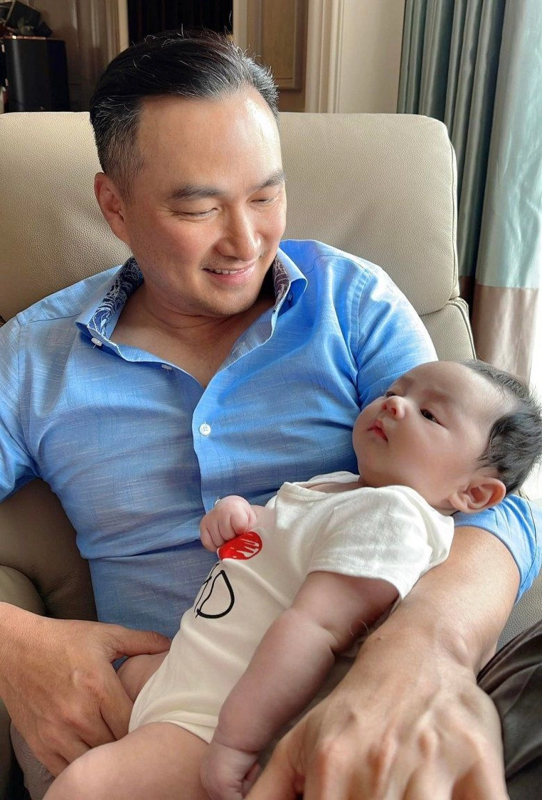 Chi bảo u50 có con với ceo giàu có con riêng 19 tuổi ở anh bay về gặp em trai - 1