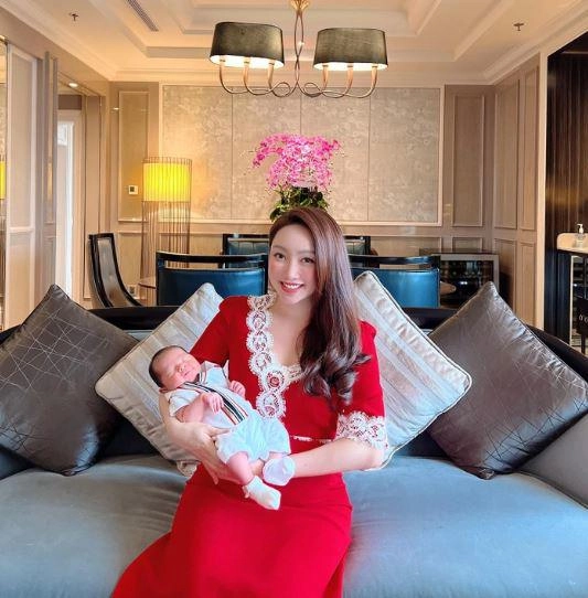 Chi bảo u50 có con với ceo giàu có con riêng 19 tuổi ở anh bay về gặp em trai - 3