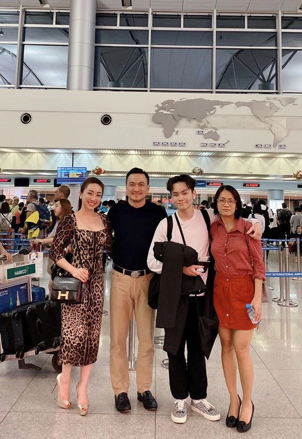 Chi bảo u50 có con với ceo giàu có con riêng 19 tuổi ở anh bay về gặp em trai - 5
