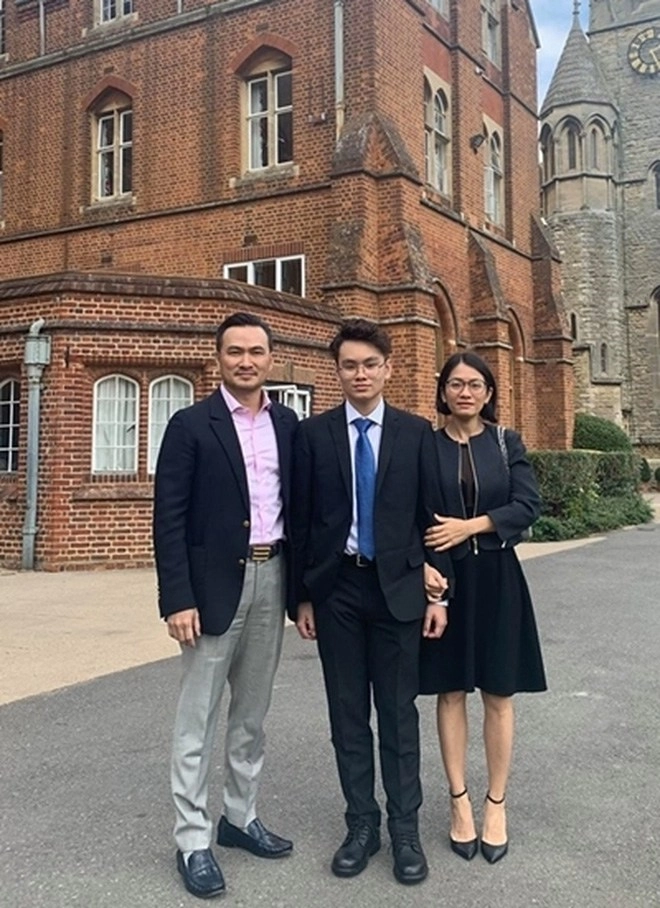 Chi bảo u50 có con với ceo giàu có con riêng 19 tuổi ở anh bay về gặp em trai - 7