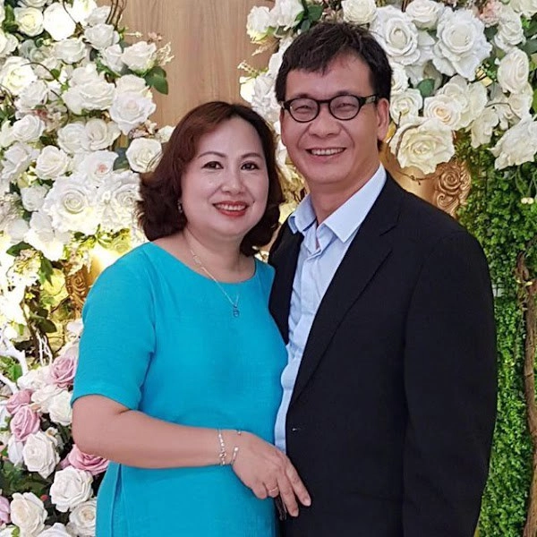 Chi cục trưởng có con gái sáng ngoan hiền tối lên bar hôn nhân viên mãn bên vợ và 2 con - 3