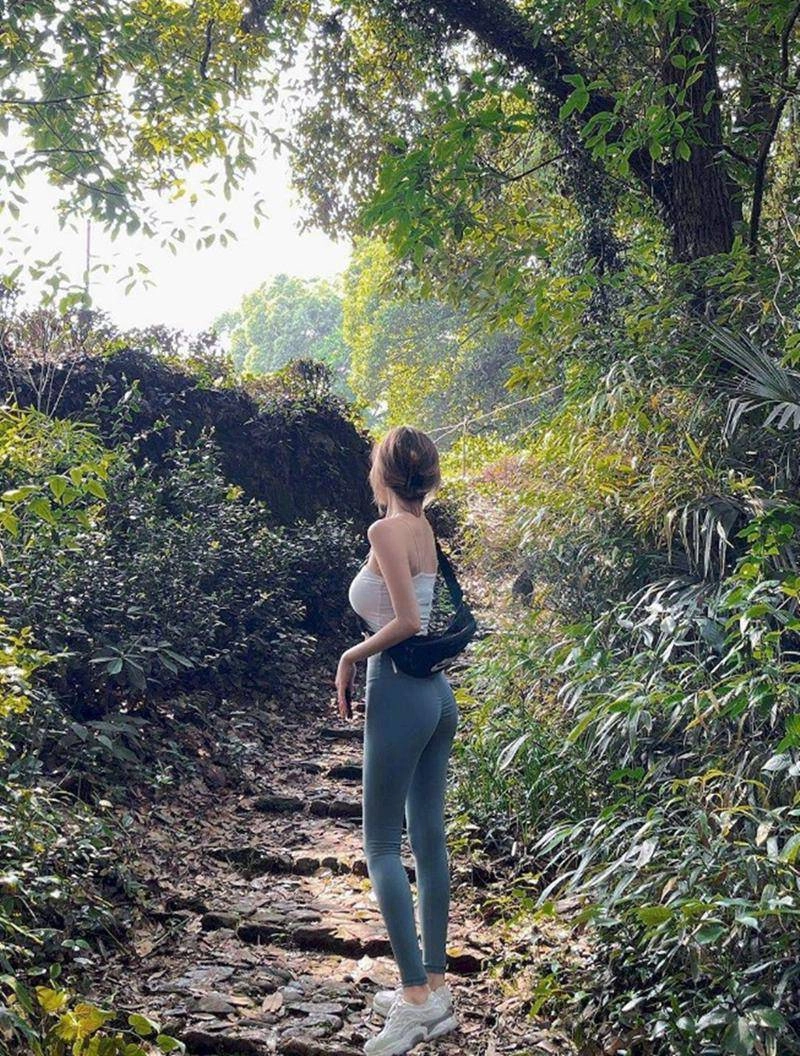 Chị em châu á đua nhau mặc quần legging mỏng leo núi bị chê hại mắt - 1