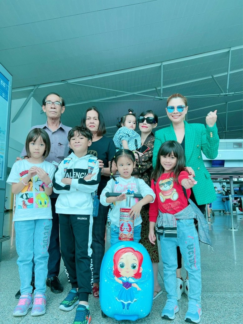 Chị em thanh thảo đưa đàn con về mỹ sau kỳ nghỉ hè cậu bé cùng huyết thống ngô kiến huy ngày càng bảnh - 1