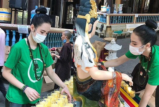 Chỉ nhìn cách lên đồ và lối trang điểm đoán tên sao khi đeo khẩu trang - 37